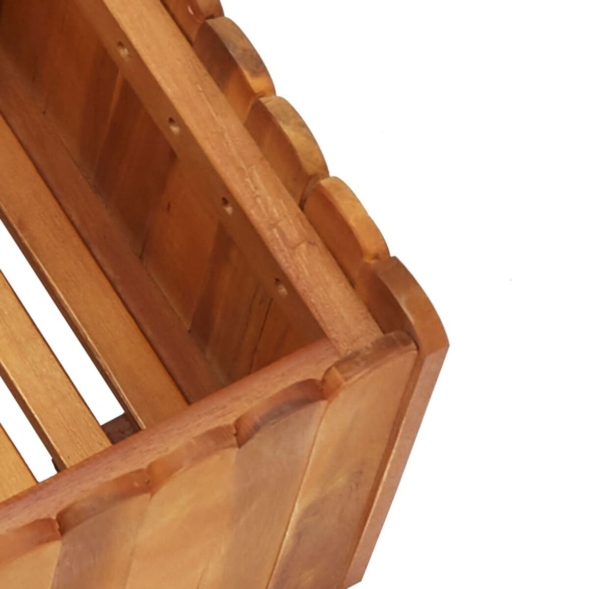 Nahaufnahme einer Holzpflanzkiste. Die Kiste besteht aus Holzbohlen mit abgerundeten Kanten und strukturierter Oberfläche.