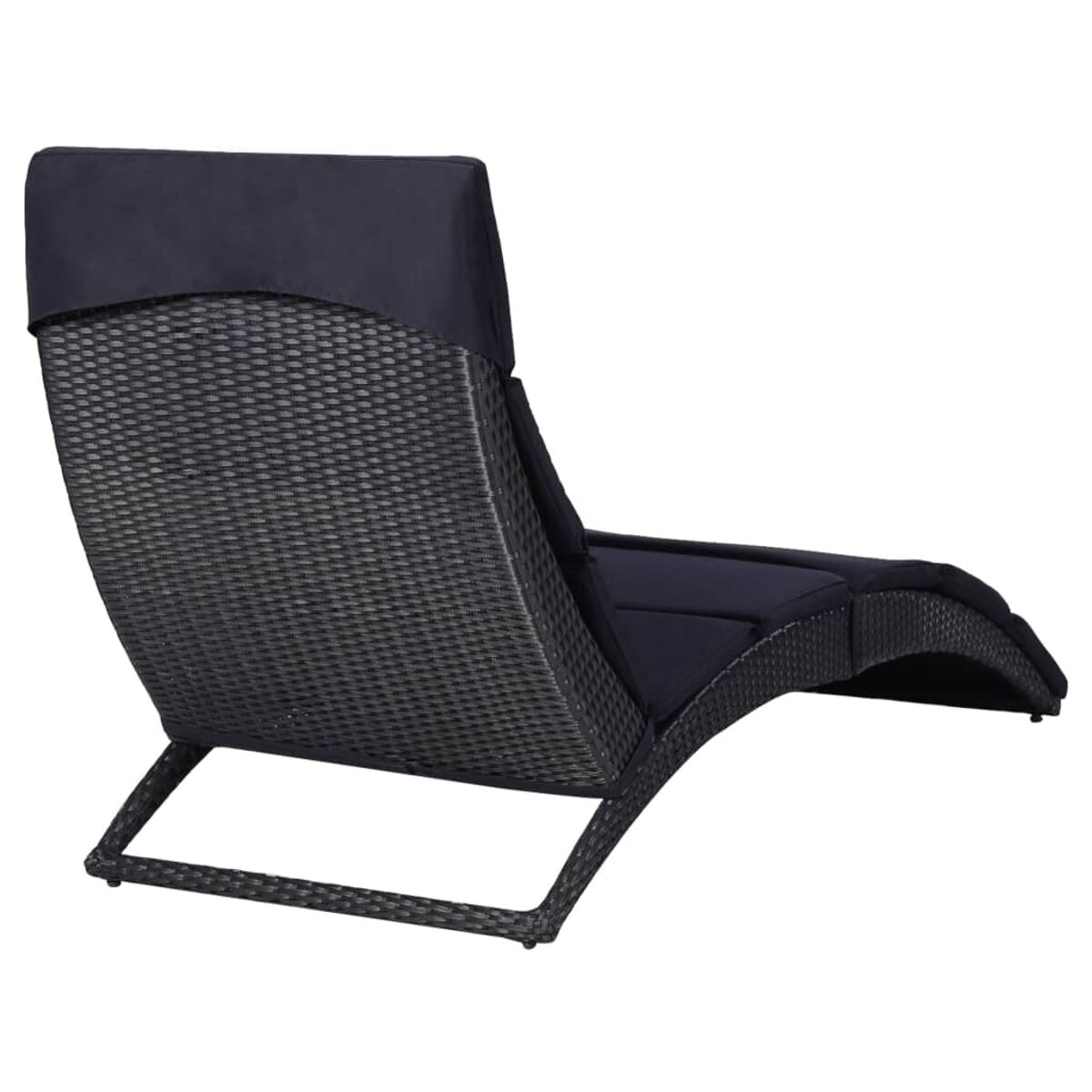 Schwarze Wicker-Chaiselongue mit einem schwarzen Kissen. Weißer Hintergrund.