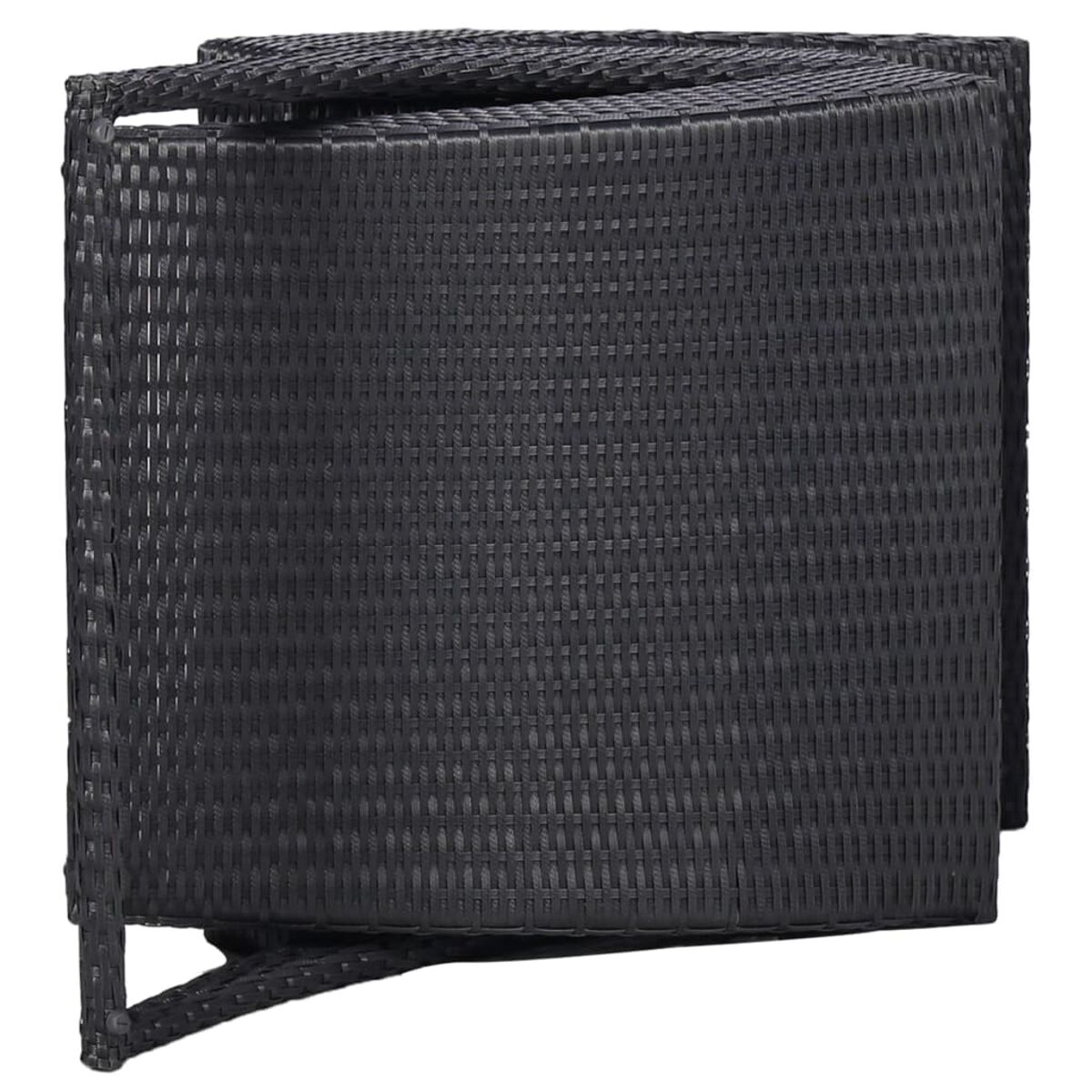 Schwarzer Stuhl aus gewebtem Rattan. Der Stuhl hat eine Würfelform. Der Hintergrund ist weiß.