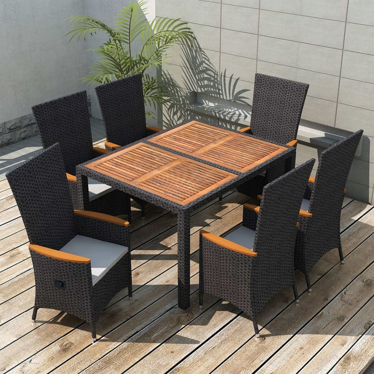 Ein Esstisch-Set aus Holz für den Außenbereich mit 6 Stühlen und einem rechteckigen Tisch.