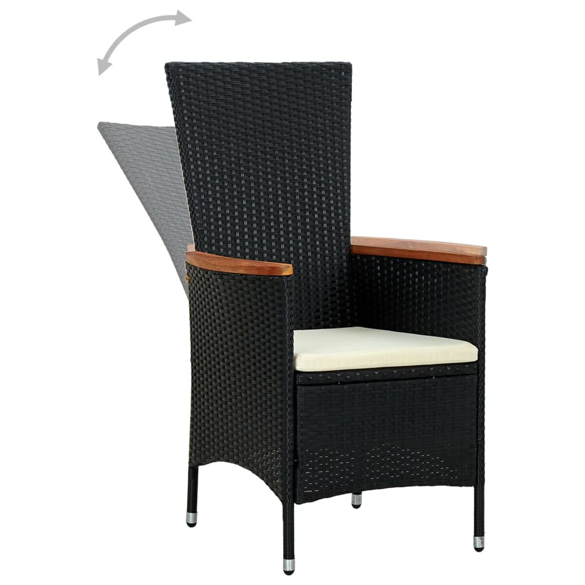 Schwarzer Rattan-Stuhl mit beigem Kissen und Holzarmlehnen. Weißer Hintergrund.
