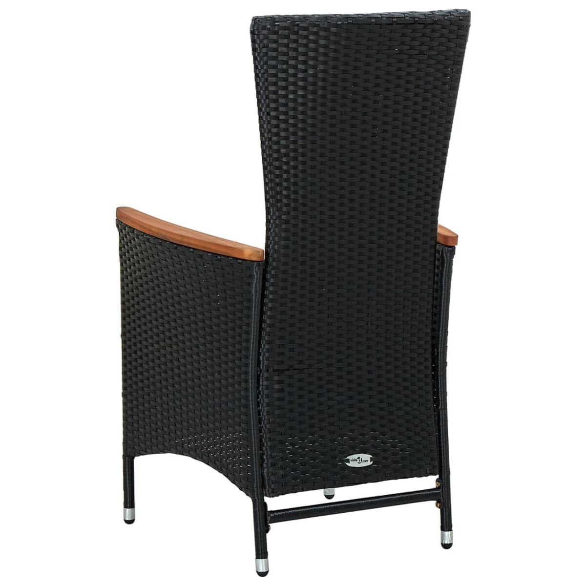 Schwarzer Korbstuhl mit Holzarmlehnen. Der Stuhl hat eine hohe Rückenlehne und Metallbeine mit Silberkappen.
