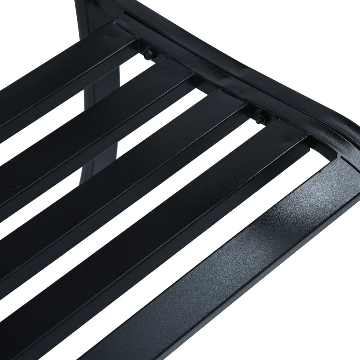 Nahaufnahme eines schwarzen Metallbettrahmens mit horizontalen Latten.