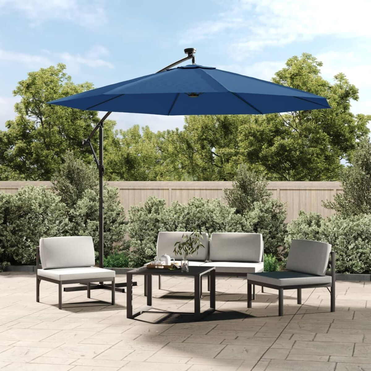 Terrassenset im Freien mit Sonnenschirm.