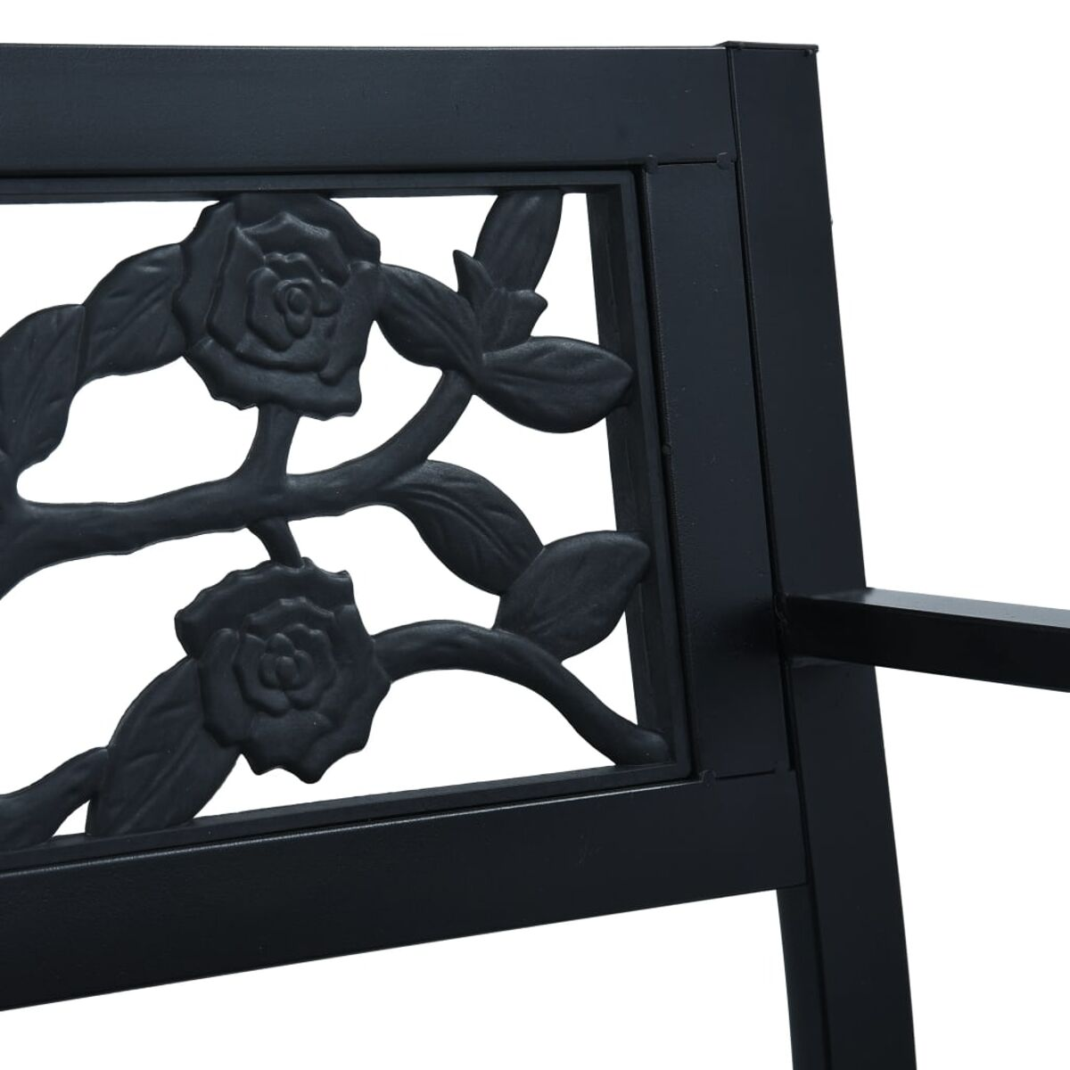 Nahaufnahme einer schwarzen Metallbanklehne mit Rosenverzierungen.