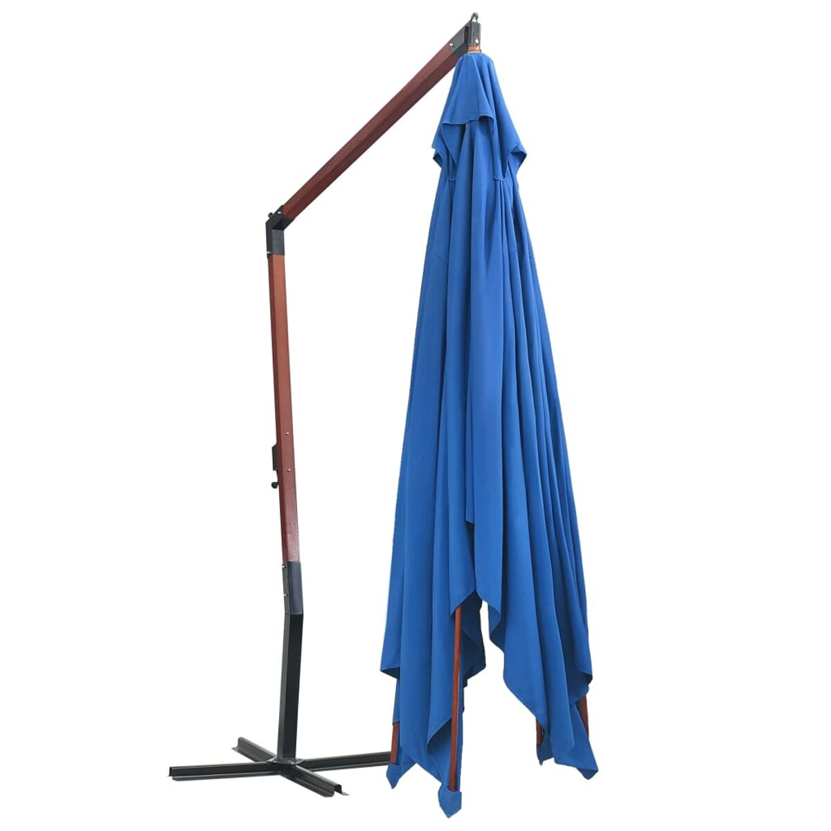 Blauer Ausleger-Sonnenschirm mit Holzstiel, auf weißem Hintergrund.