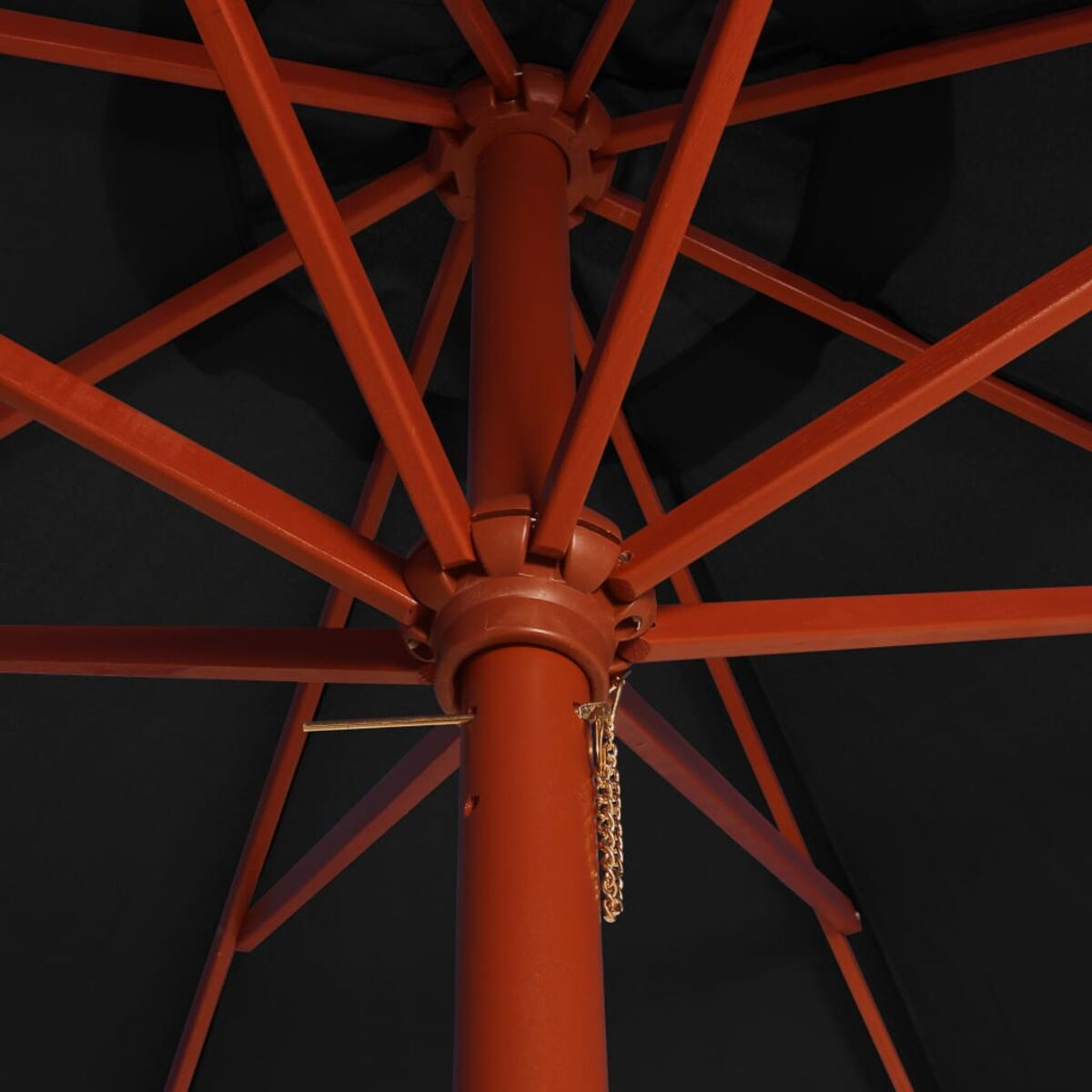 Unteransicht eines burgunderfarbenen Schirms mit orange-braunen Rippen und schwarzem Schirm.