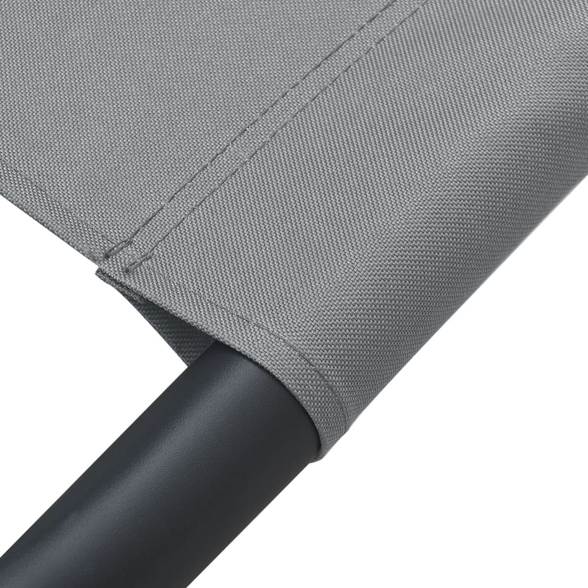 Nahaufnahme von grauem Stoff, der über einer schwarzen Metallstange gespannt ist. Weißer Hintergrund.
