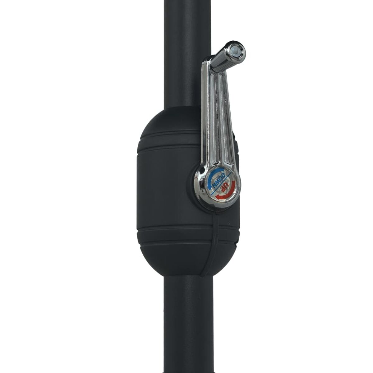 Mechanismus an einem schwarzen Schirmmast mit Kurbel zum Heben und Senken.