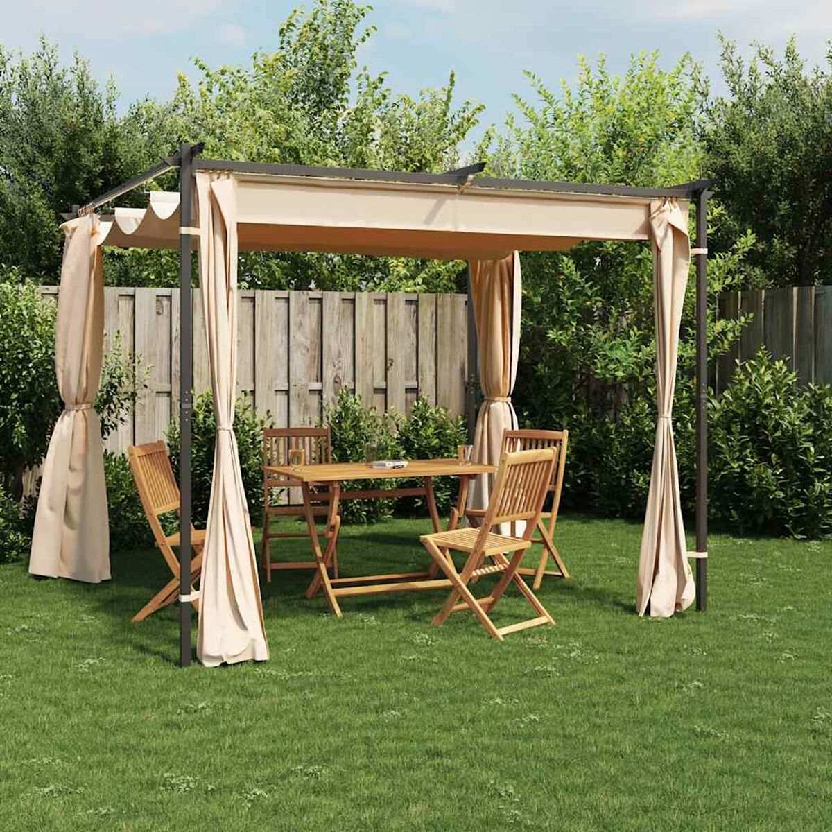 Holzpergola mit beigen Vorhängen, Tisch, Stühlen, auf grünem Gras im Garten.