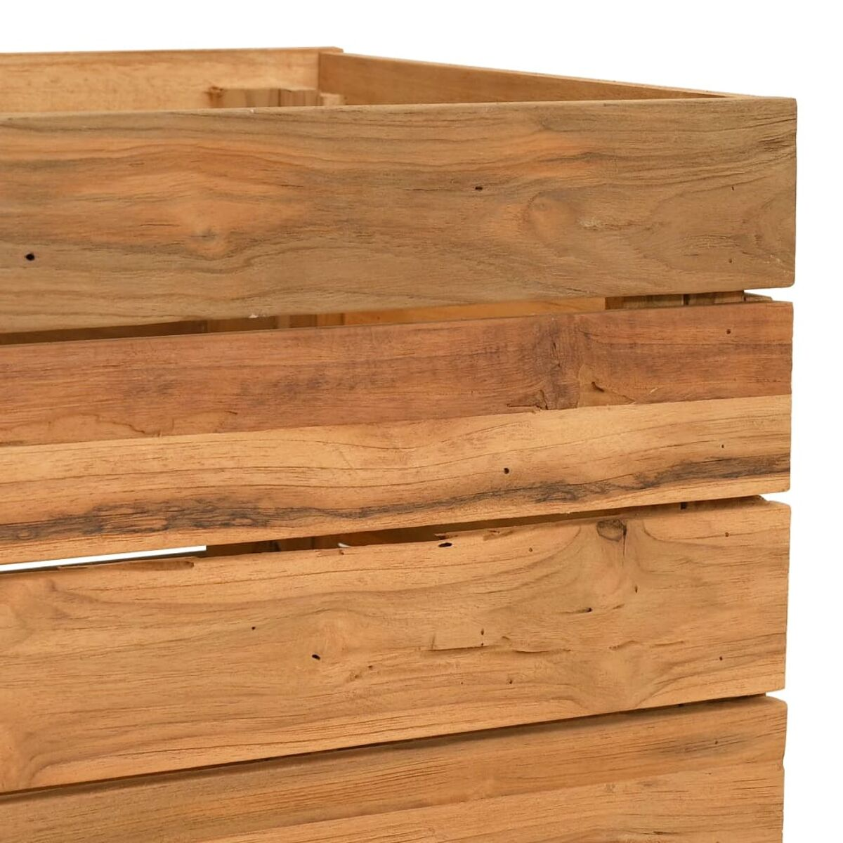 Nahaufnahme einer Holzkiste mit horizontalen Brettern; das Holz hat eine natürliche Maserung.