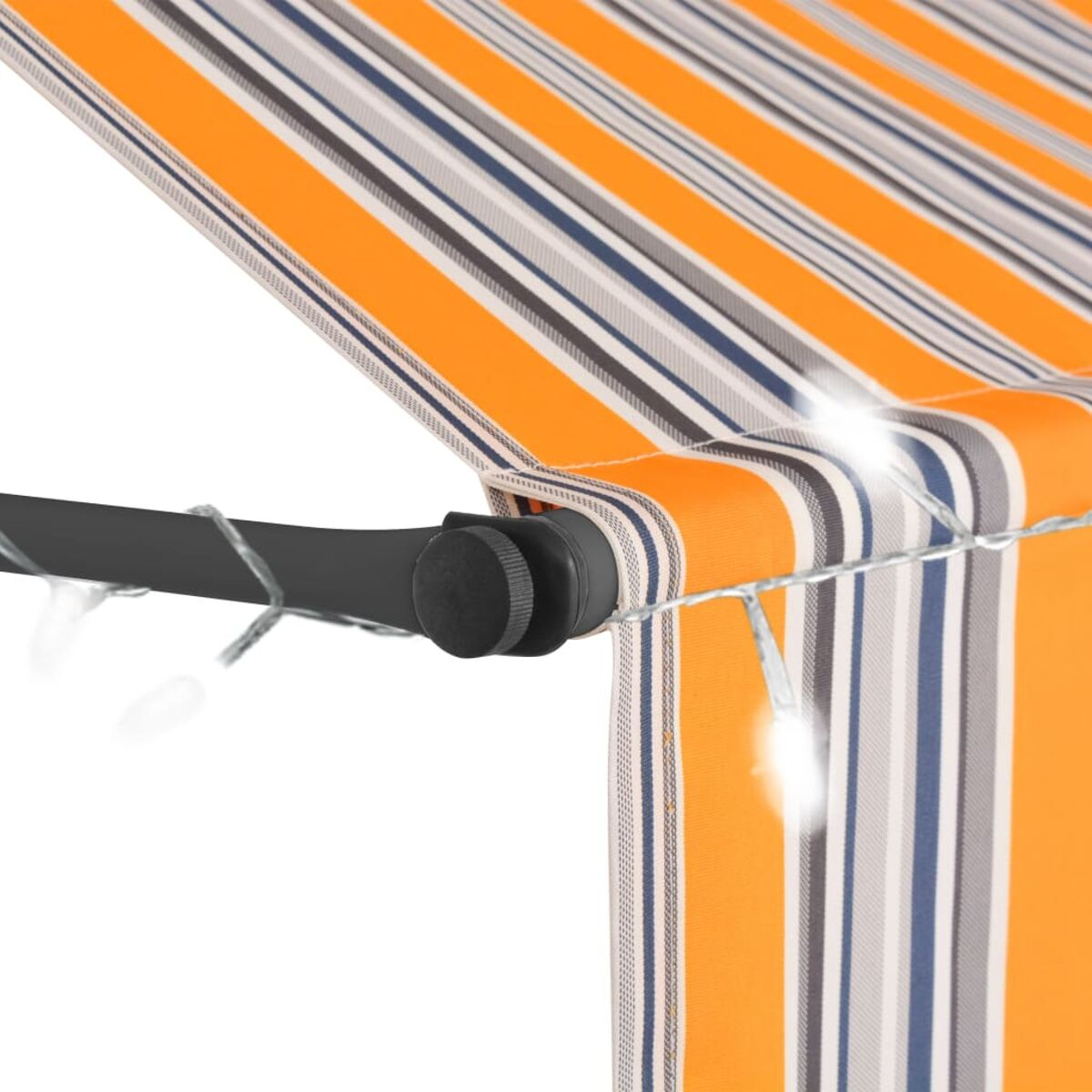 Eine orange und weiße gestreifte Markise mit Lichterketten. Sie ist teilweise ausgefahren, mit schwarzem Rahmen.