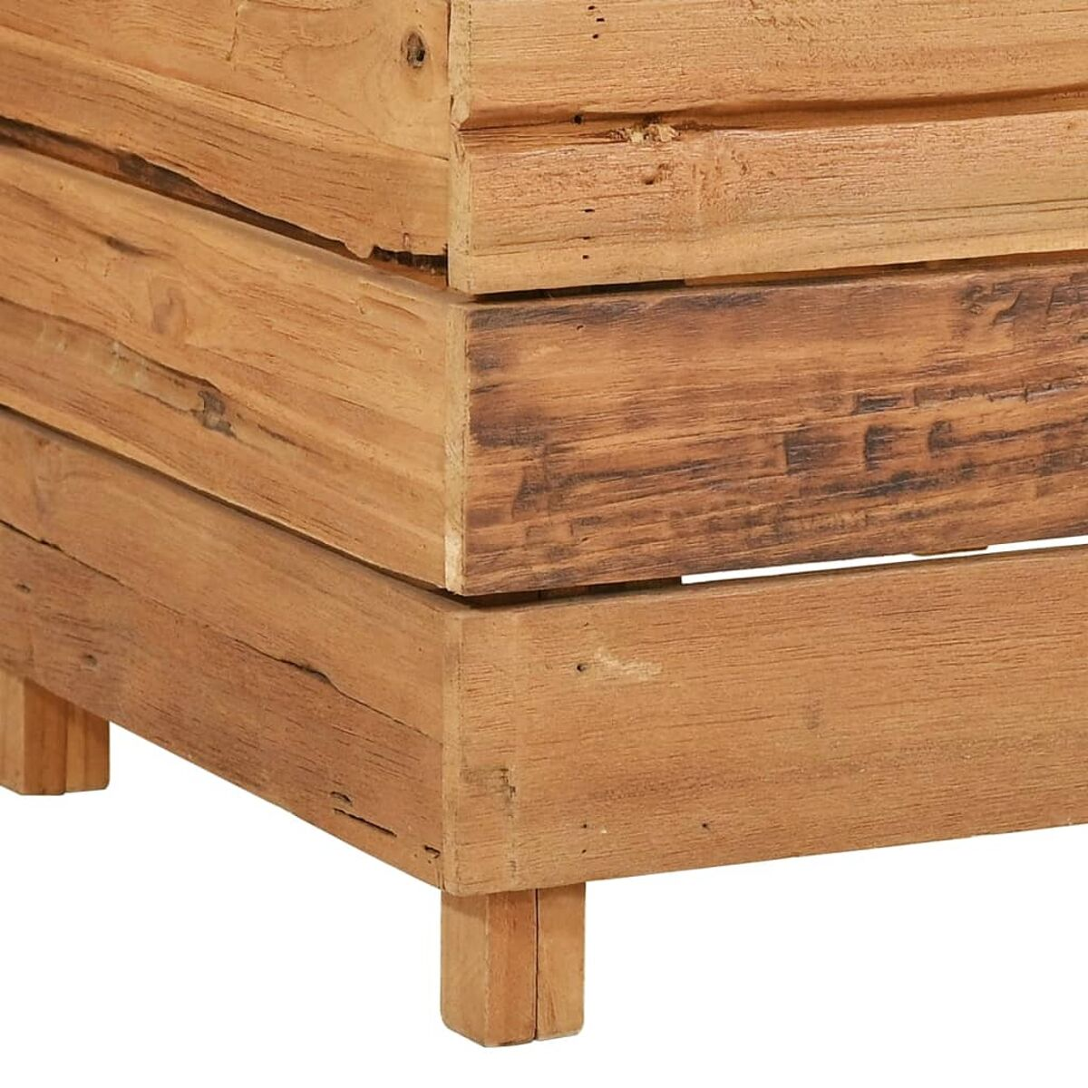 Nahaufnahme einer Holzkiste mit sichtbarer Maserung und Knoten.
