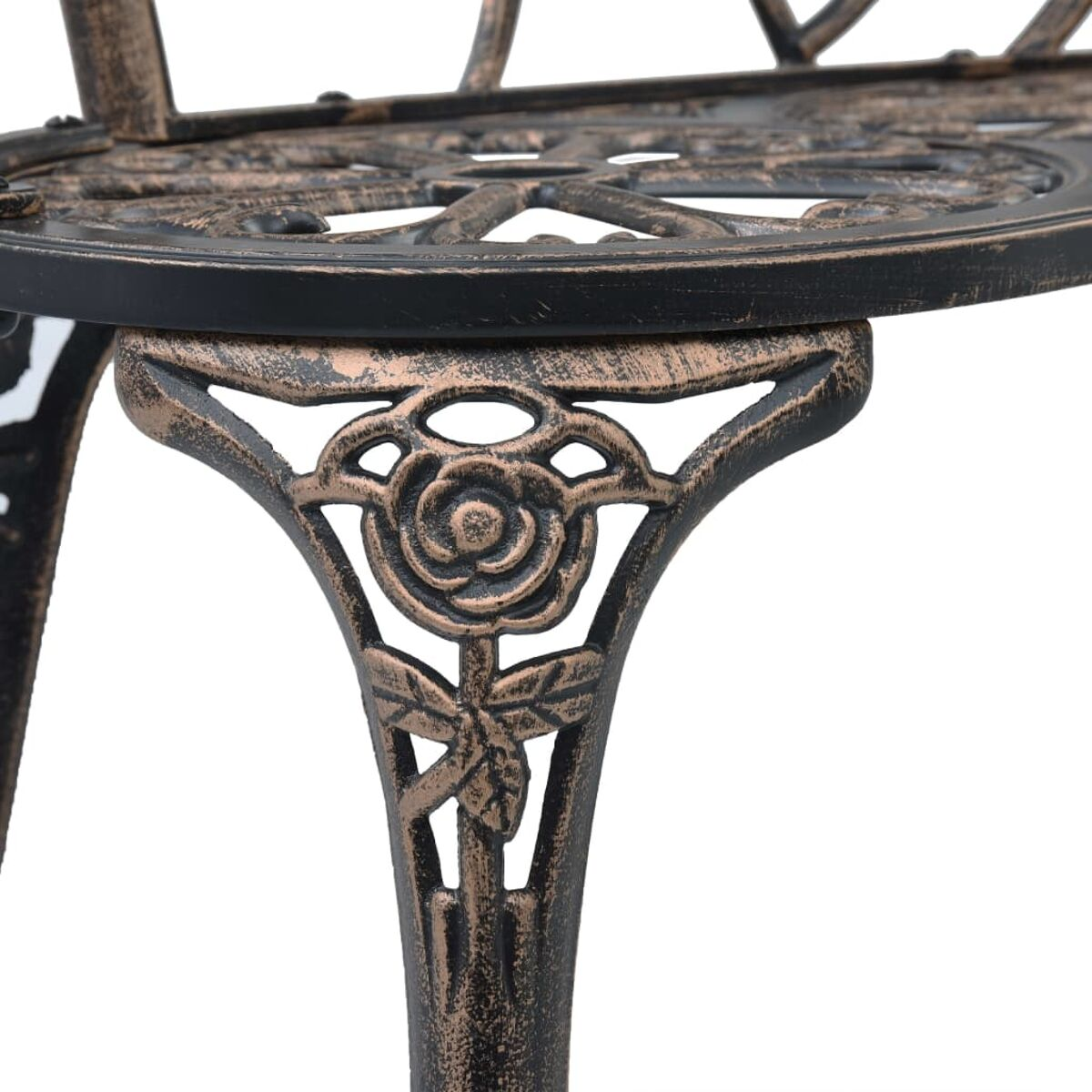 Nahaufnahme eines dekorativen bronze-farbenen Stuhlbeins mit floralen Details.