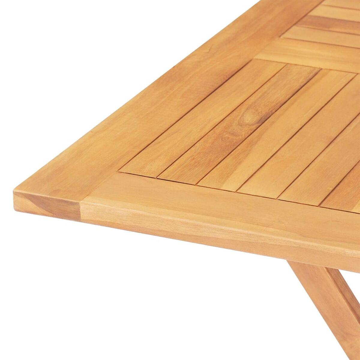 Nahaufnahme eines Holztisches, schräge Ansicht. Hellbraunes Holz mit rechteckigem Muster.