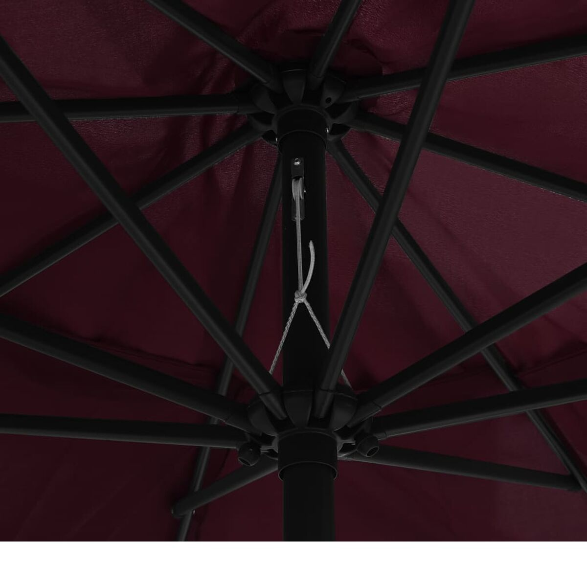 Unteransicht eines weinroten Regenschirms mit schwarzem Rahmen, die Innenstruktur zeigend.