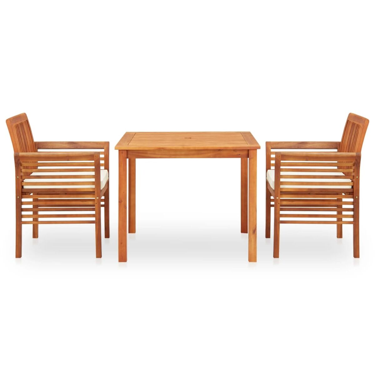 Ein Holztisch im Freien mit zwei Holzstühlen. Die Stühle haben weiße Kissen und Armlehnen.
