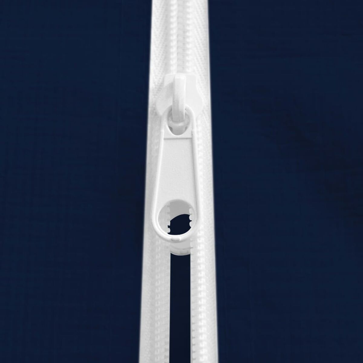 Primo piano di un tirazip bianco su sfondo blu, con la zip.