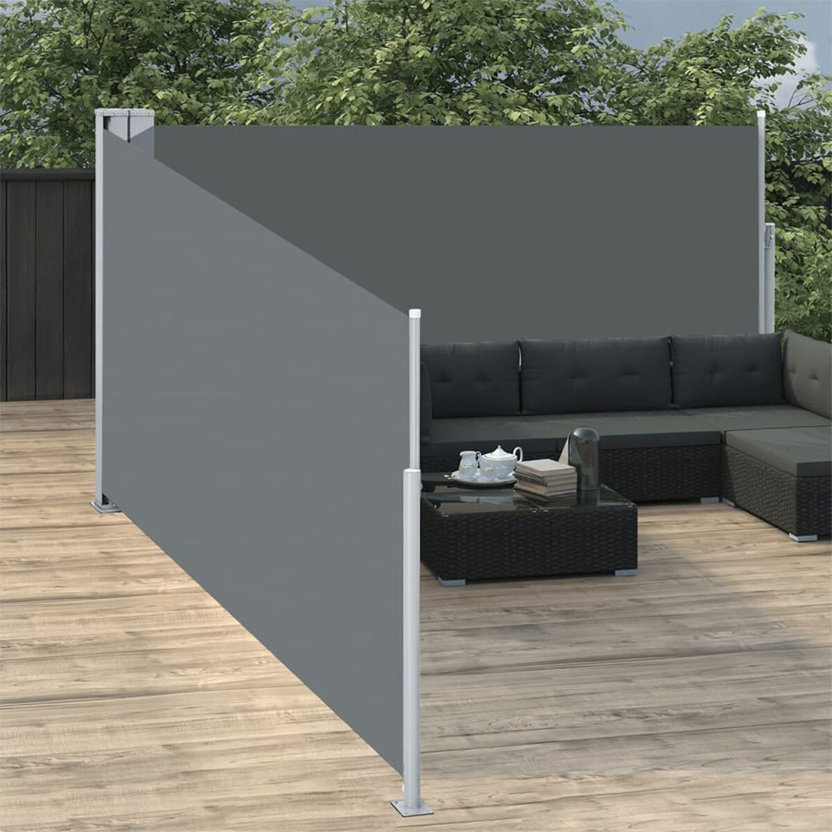 Outdoor-Sichtschutz, graues Paneel mit Stütze, auf Holzterrasse mit Möbeln.