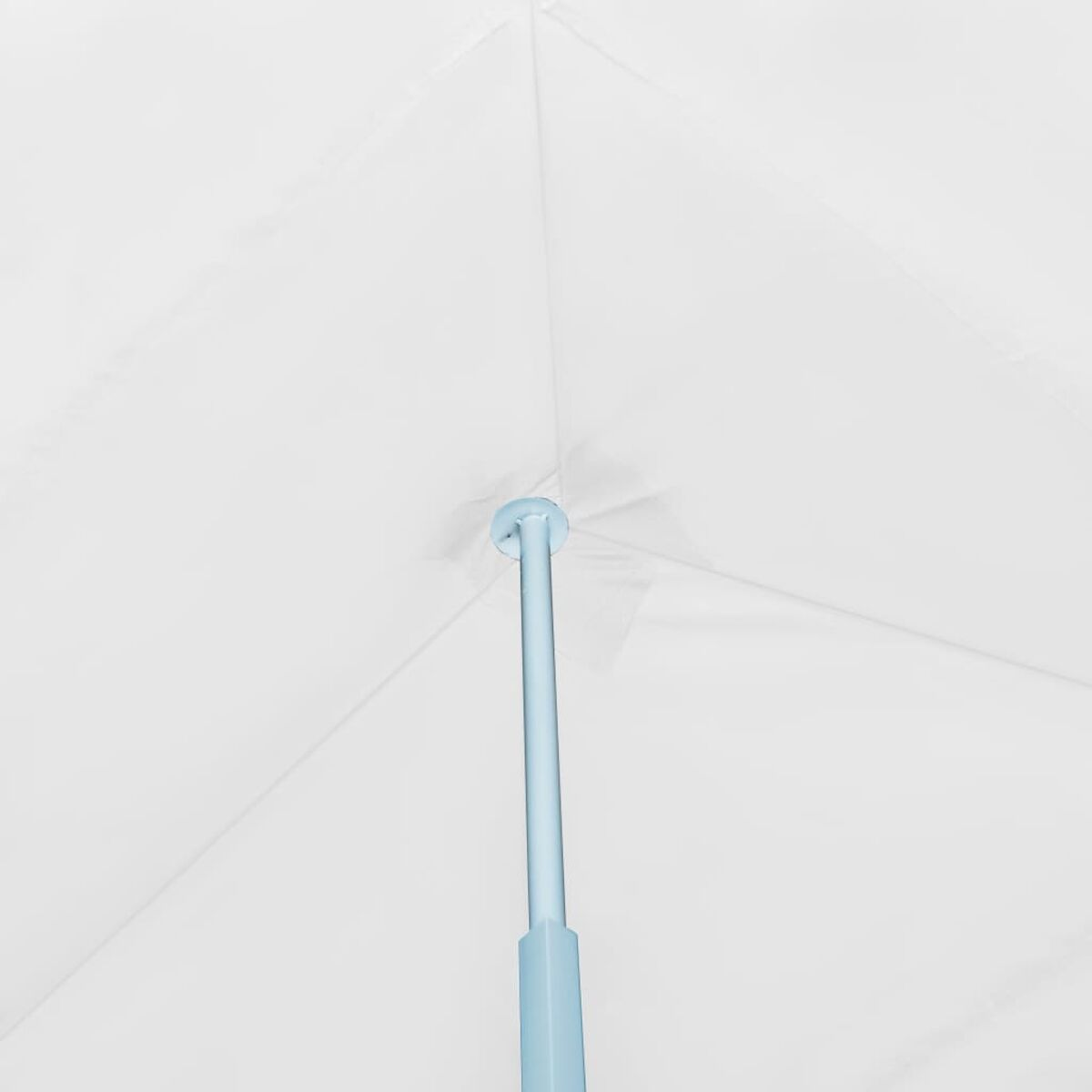 Ein weißer Regenschirm von unten gesehen, mit hellblauer Stange.