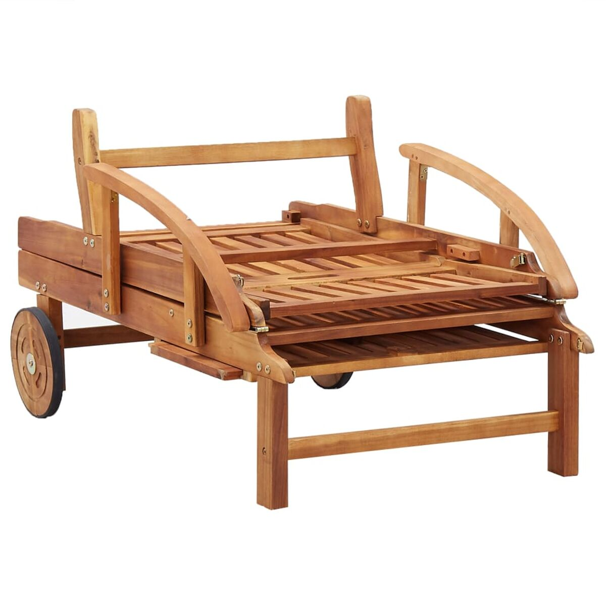 Ein zusammenklappbarer Holz-Strandstuhl mit Rädern auf weißem Hintergrund.