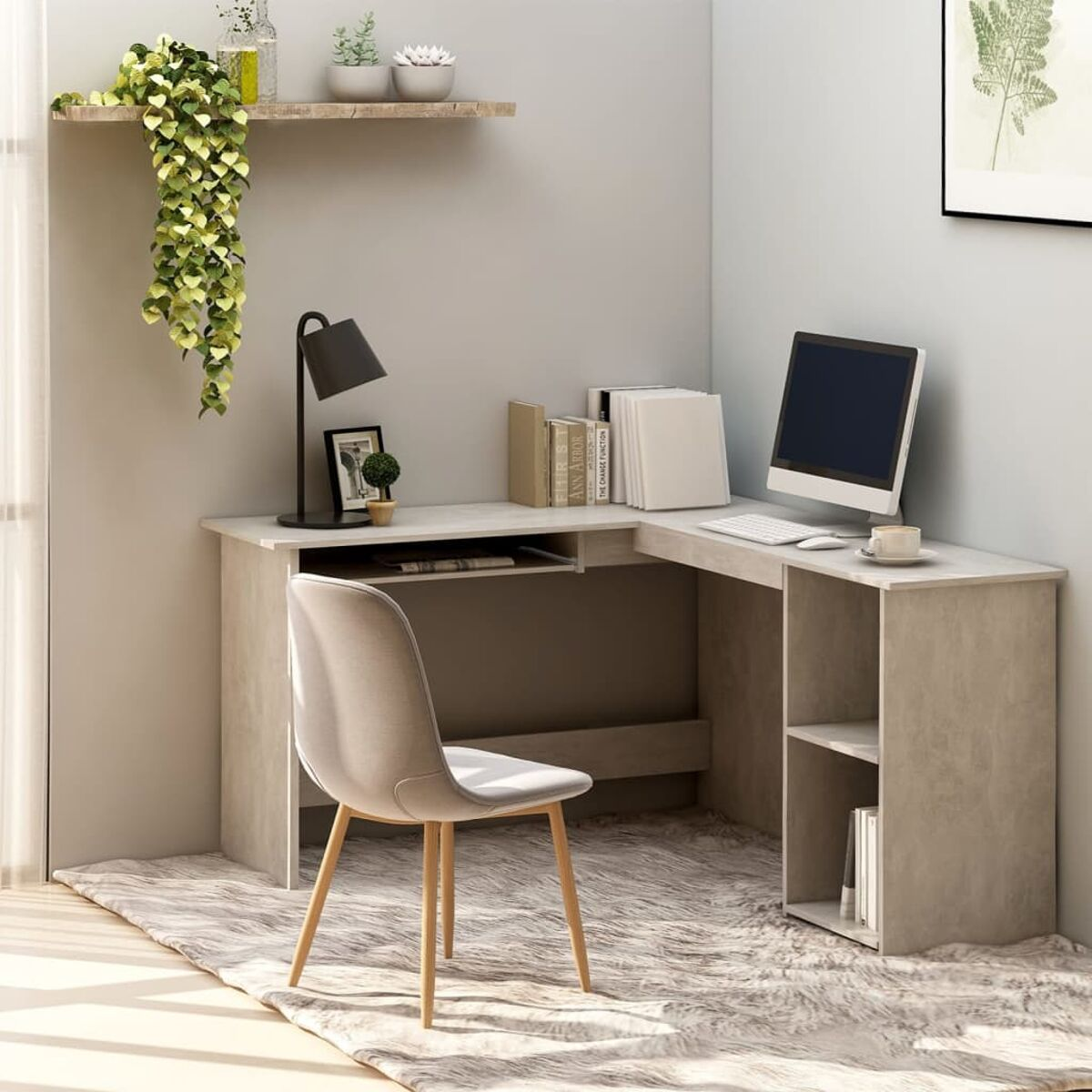 L-förmiger Schreibtisch mit Computer. Stuhl, Regale und Deko sichtbar. Graue Wände.