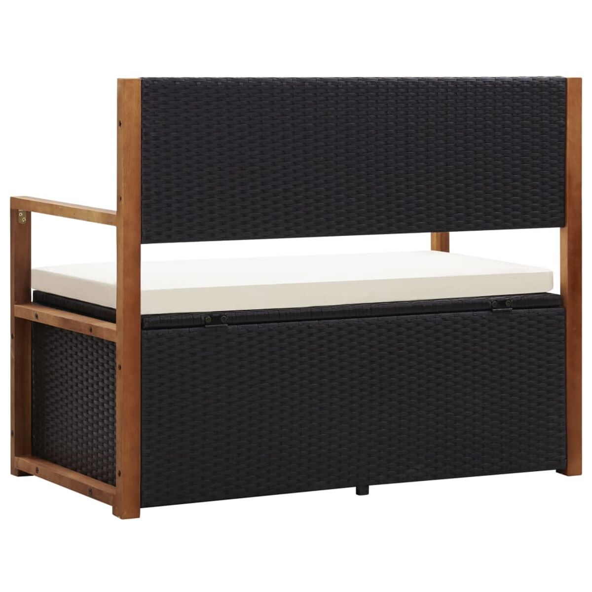 Eine schwarze Rattanbank mit Holzrahmen und weißem Kissen. Weißer Hintergrund.
