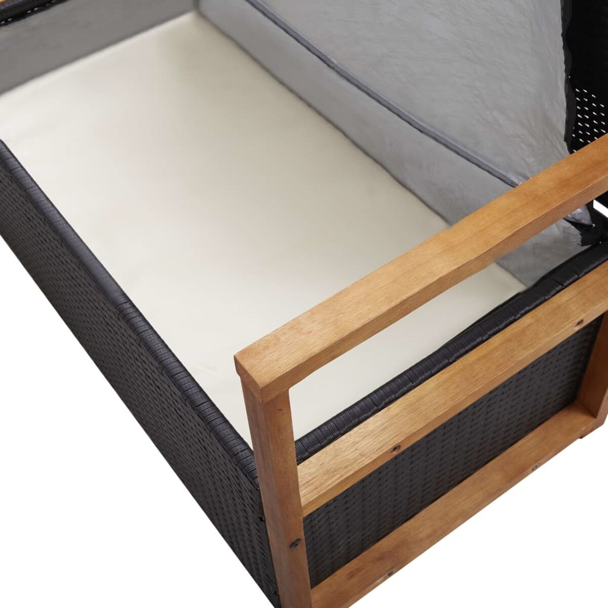 Schwarzes, gewebtes Outdoor-Sofa mit Holzarmlehnen und beigem Kissen. Draufsicht.