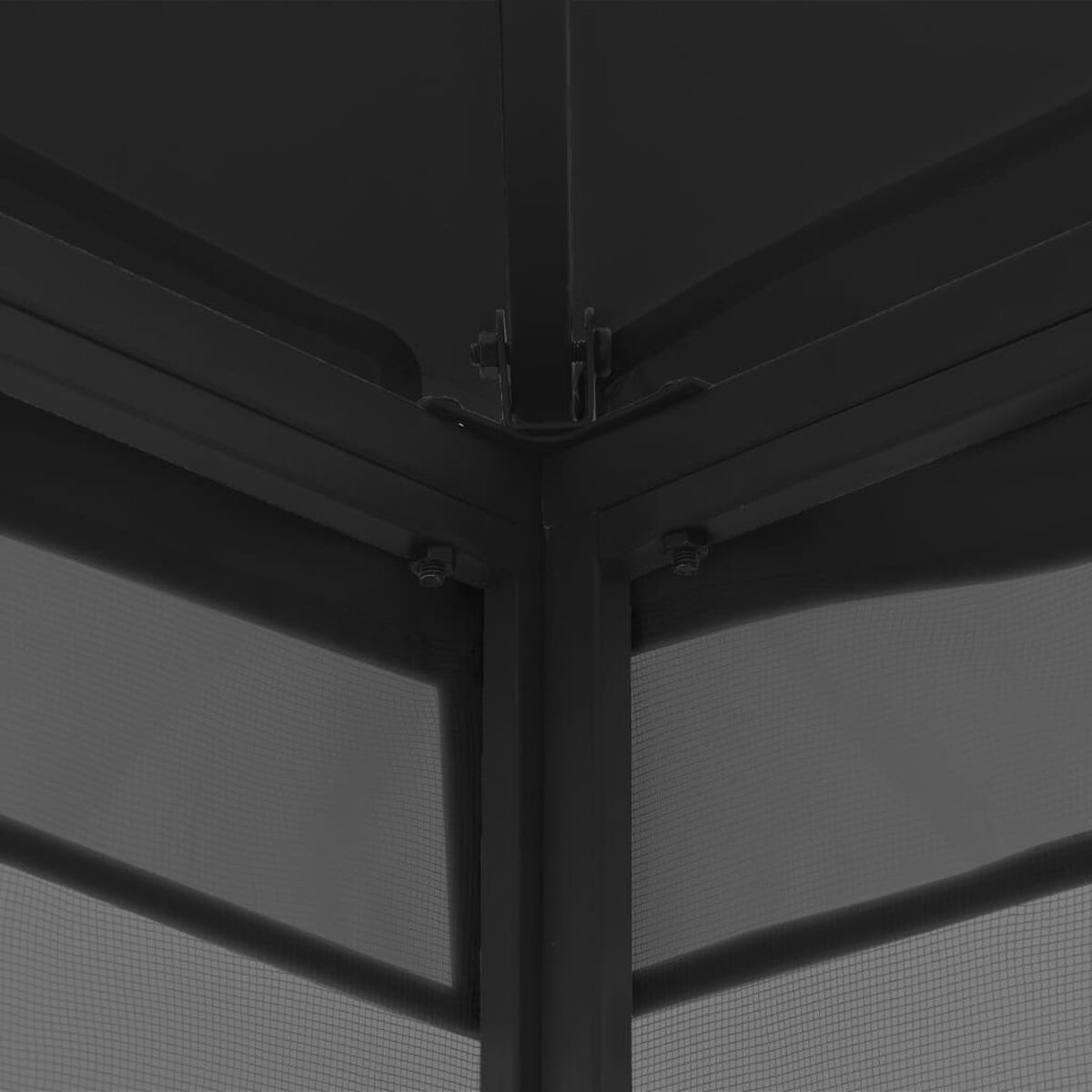 Nahaufnahme einer schwarzen Metallecke eines Pavillons. Gitterplatten sind sichtbar. Gut beleuchtet.