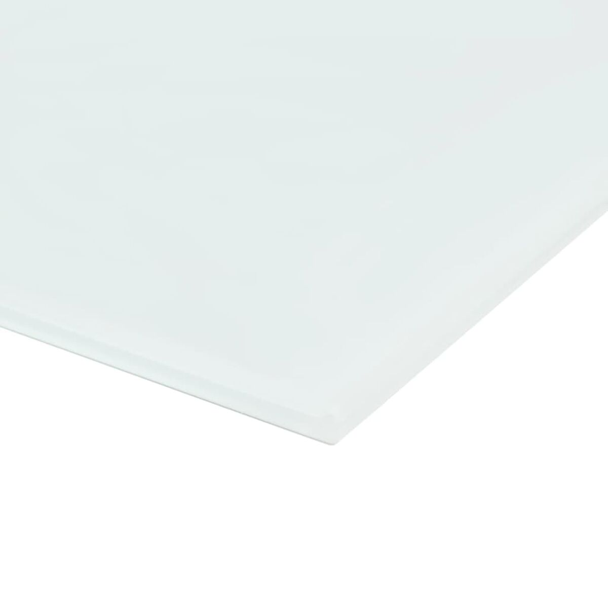 Weißes rechteckiges Glasblatt in einem Winkel vor weißem Hintergrund.