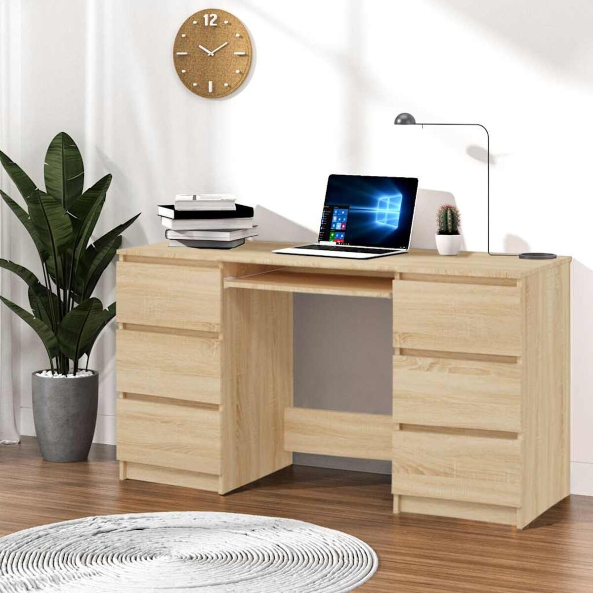 Ein hellbrauner Holzschreibtisch mit Laptop, Büchern und Uhr. Eine Pflanze und ein Teppich sind im Bild.