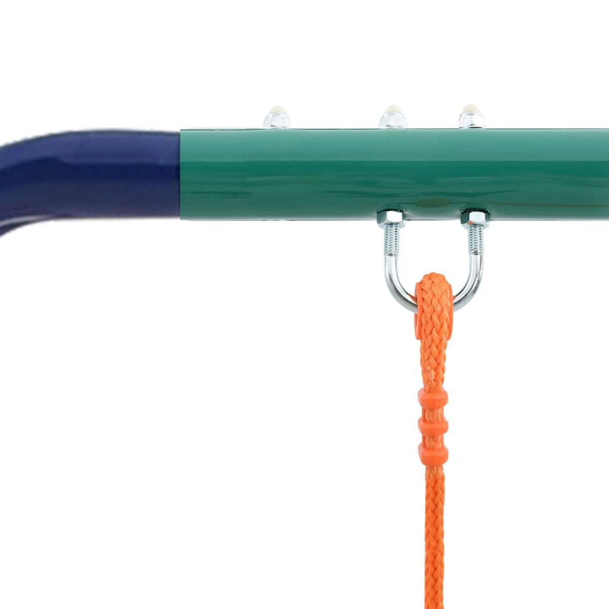 Nahaufnahme eines Schaukelgestells mit orangefarbenem Seil und einer grünen und blauen Metallstange.