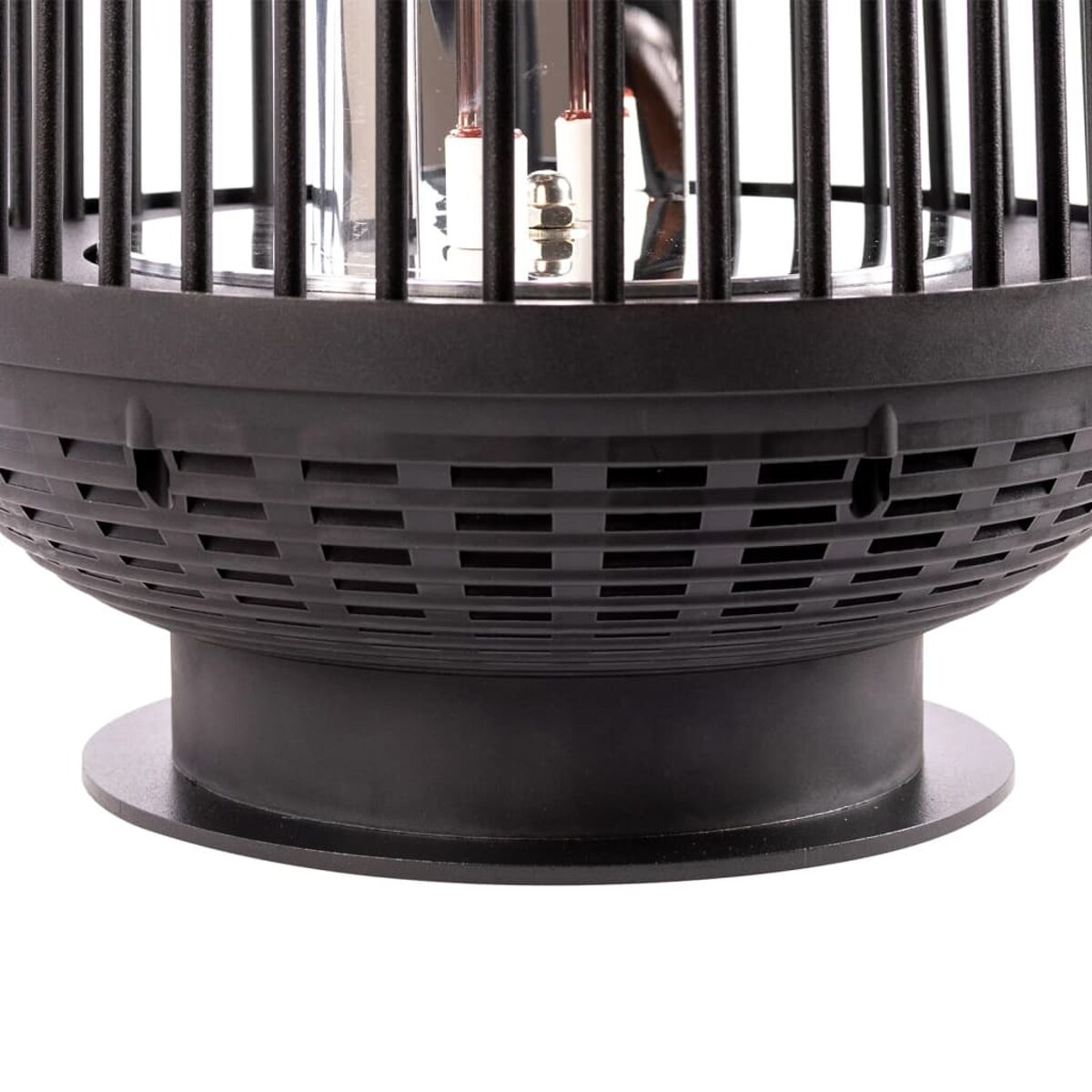 Gros plan d'un radiateur électrique noir avec une cage de protection.