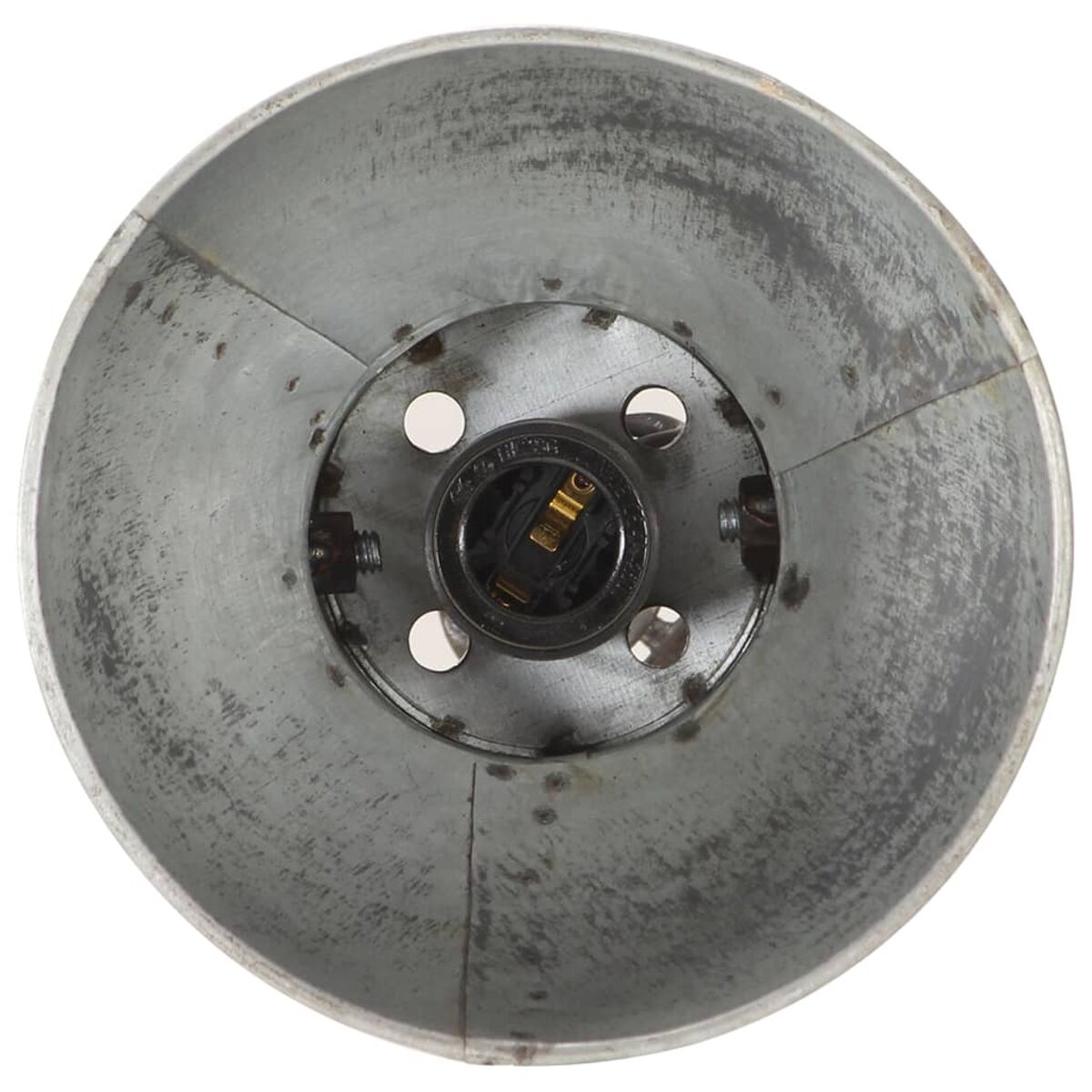 Nahaufnahme des Inneren einer Metallleuchte mit Lampenfassung. Weißer Hintergrund.