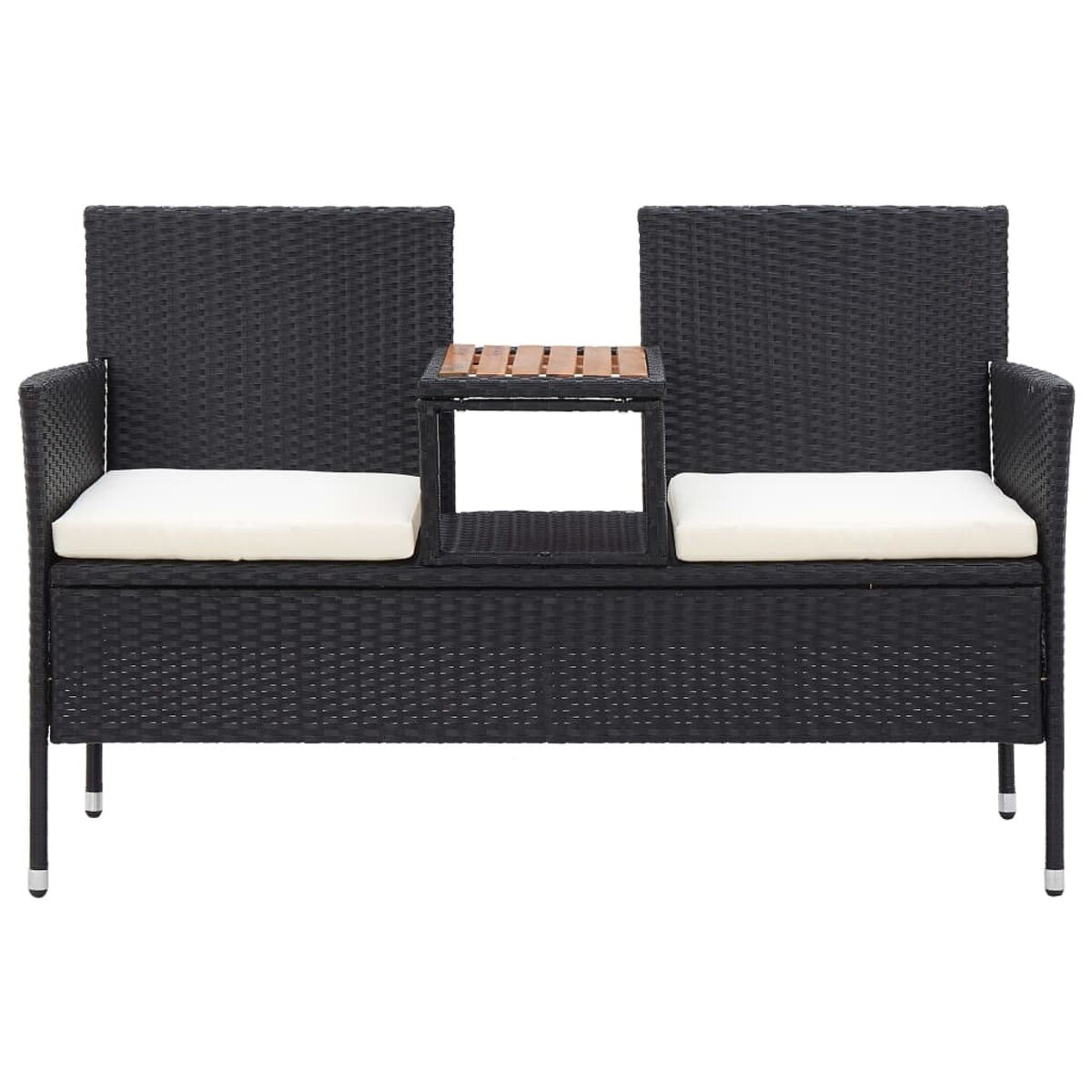 Schwarze Rattanbank mit Tisch zwischen zwei Sitzen, weiße Kissen.