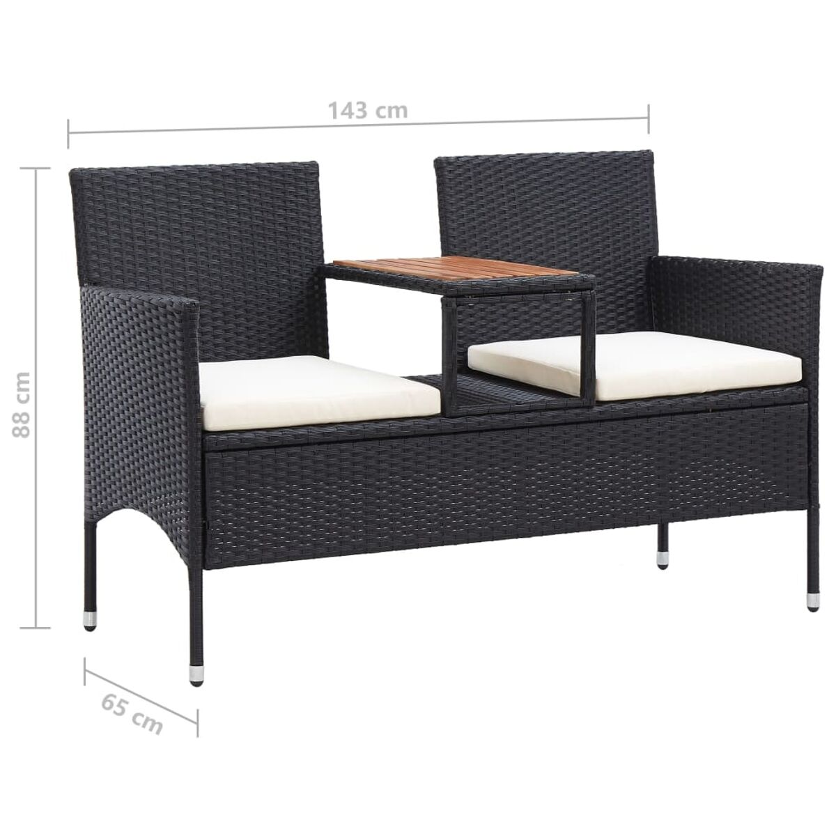 Schwarze Korbsitzbank mit kleinem Holztisch. Zwei Sitze, cremefarbene Kissen und Maße.