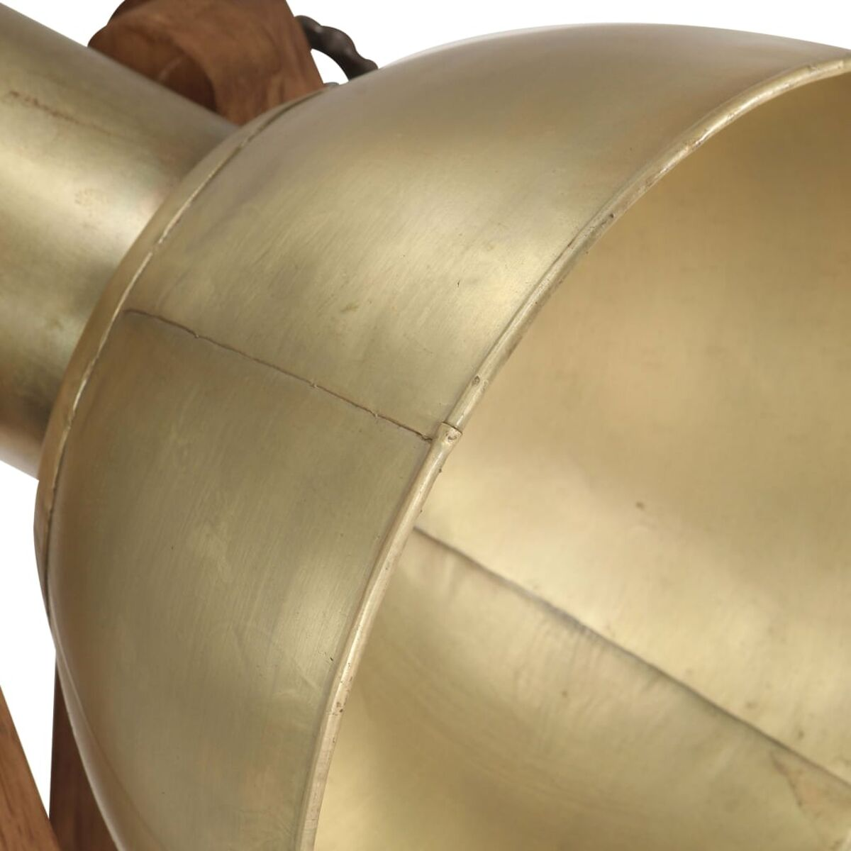 Nahaufnahme einer Messinglampe. Die Lampe hat eine abgerundete Form.