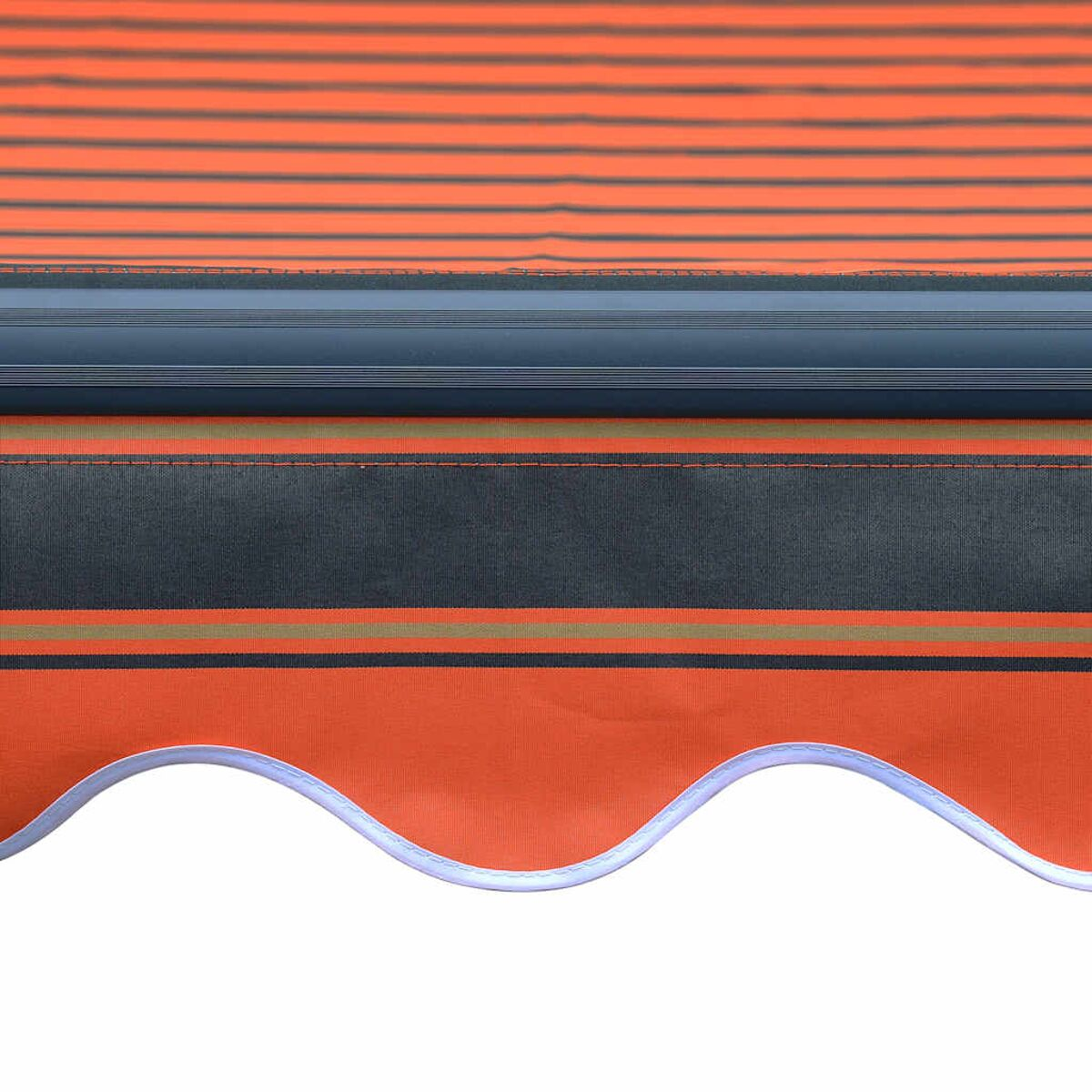 Orange und grau gestreifte Markise. Der Stoff ist wellenförmig, der Hintergrund ist weiß.