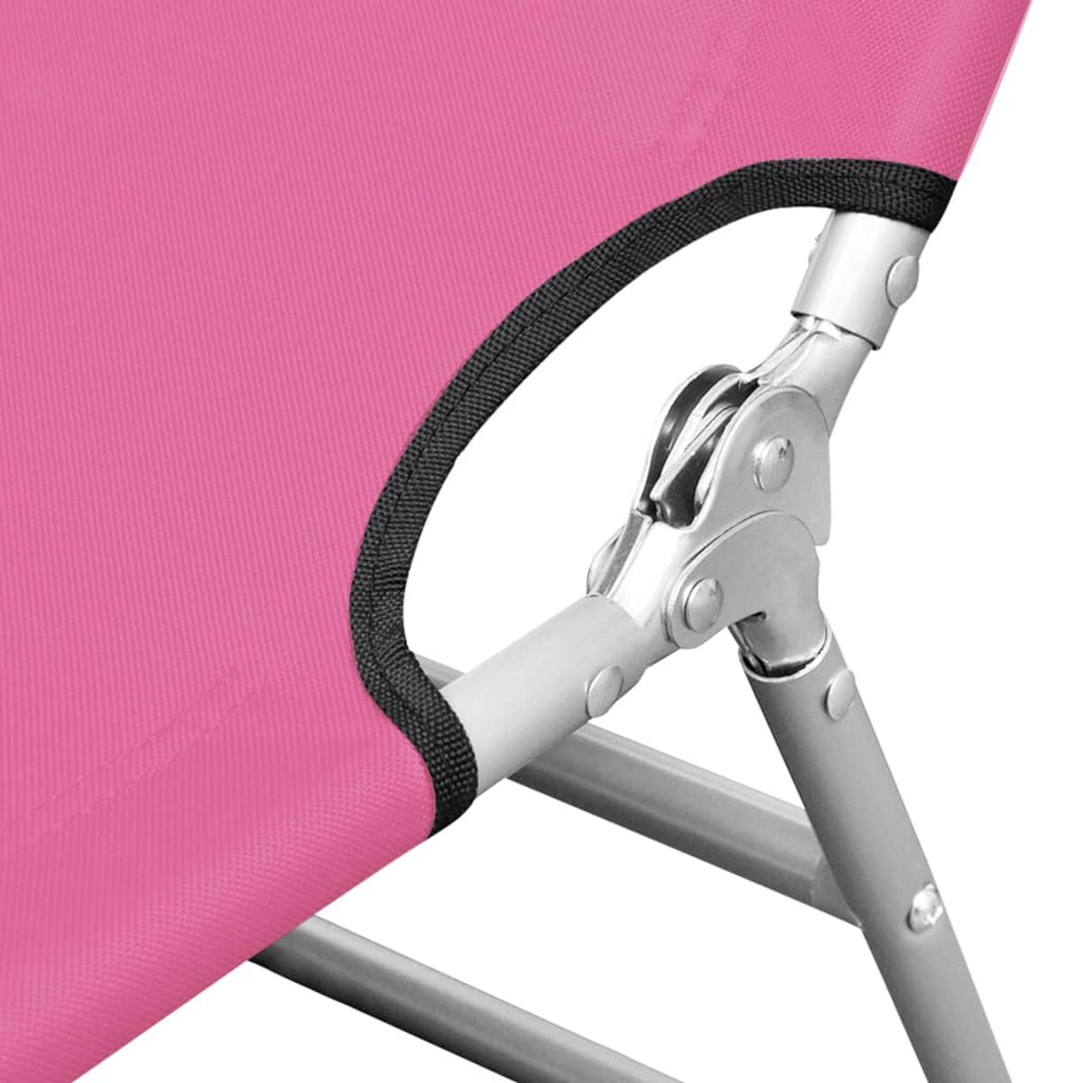 Nahaufnahme von rosa Stoff eines Klappstuhls und Metallrahmen. Der Rahmen ist silbern.