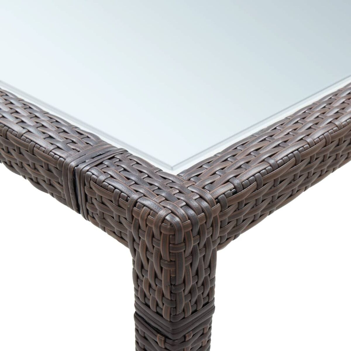 Brauner Korbtisch mit Glasplatte.