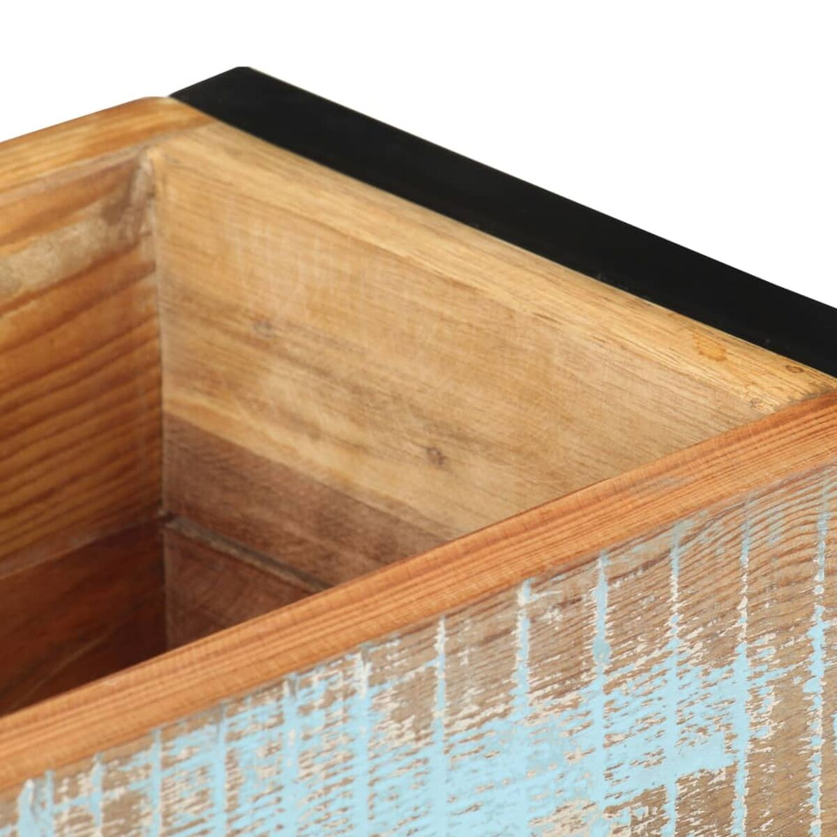 Nahaufnahme einer Holzkiste mit blauer Farbe auf der Außenseite. Die Kiste hat einen schwarzen Rand.