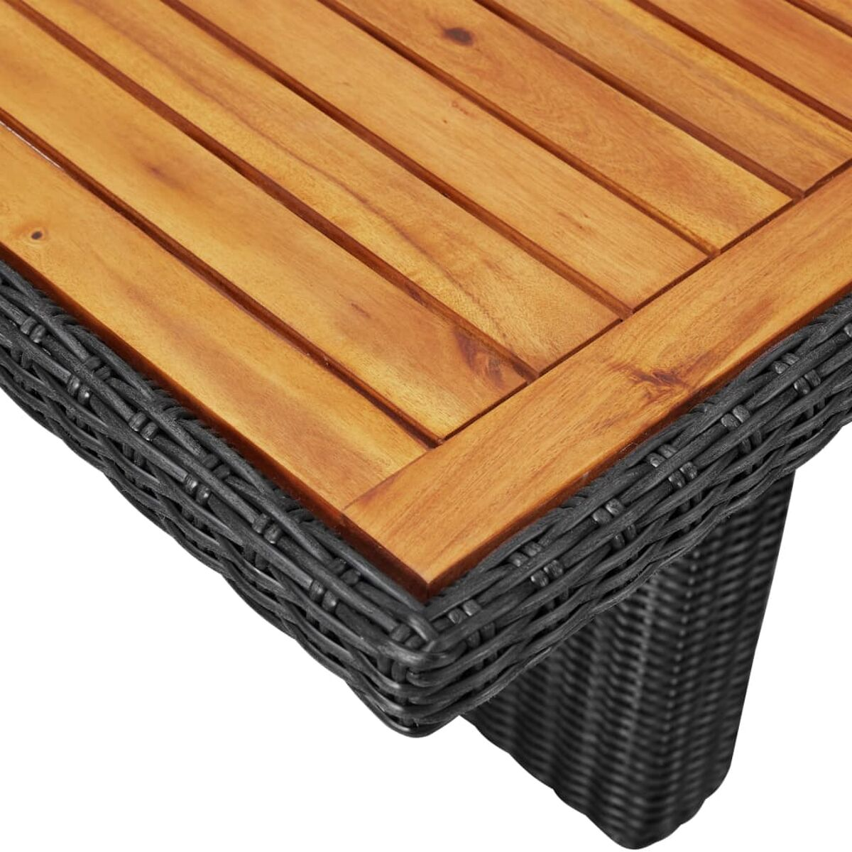 Nahaufnahme einer Holzplatte mit gewebtem schwarzem Rand. Braune Holzlatten.