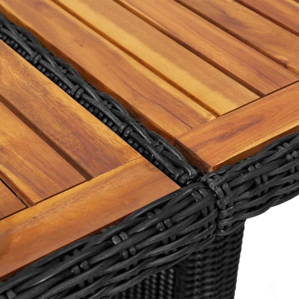 Nahaufnahme einer Tischplatte aus Holz mit braunen Brettern und schwarzem gewebtem Rand.