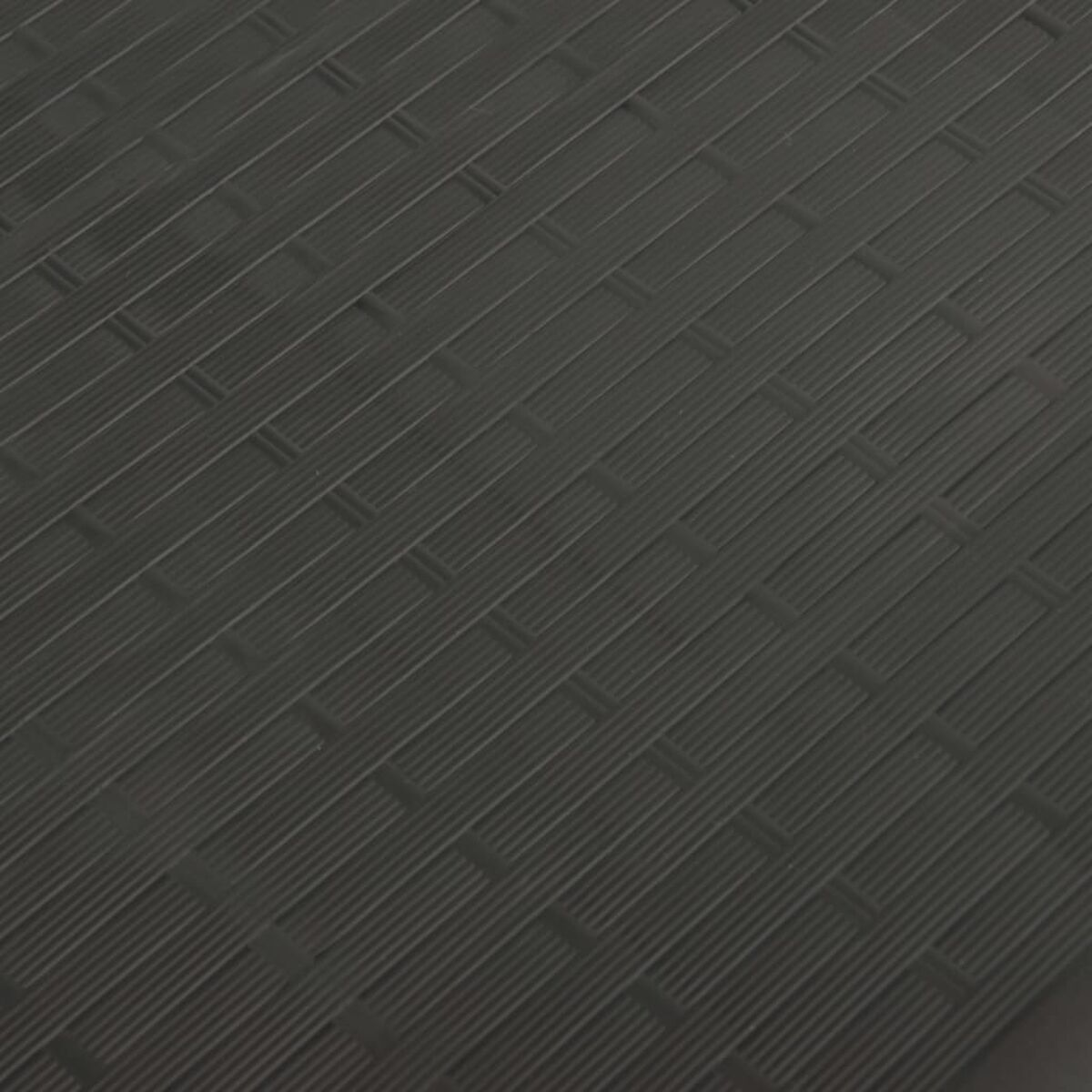 Dunkelgraue, strukturierte Oberfläche mit diagonalen Linien und gitterartigen Mustern.