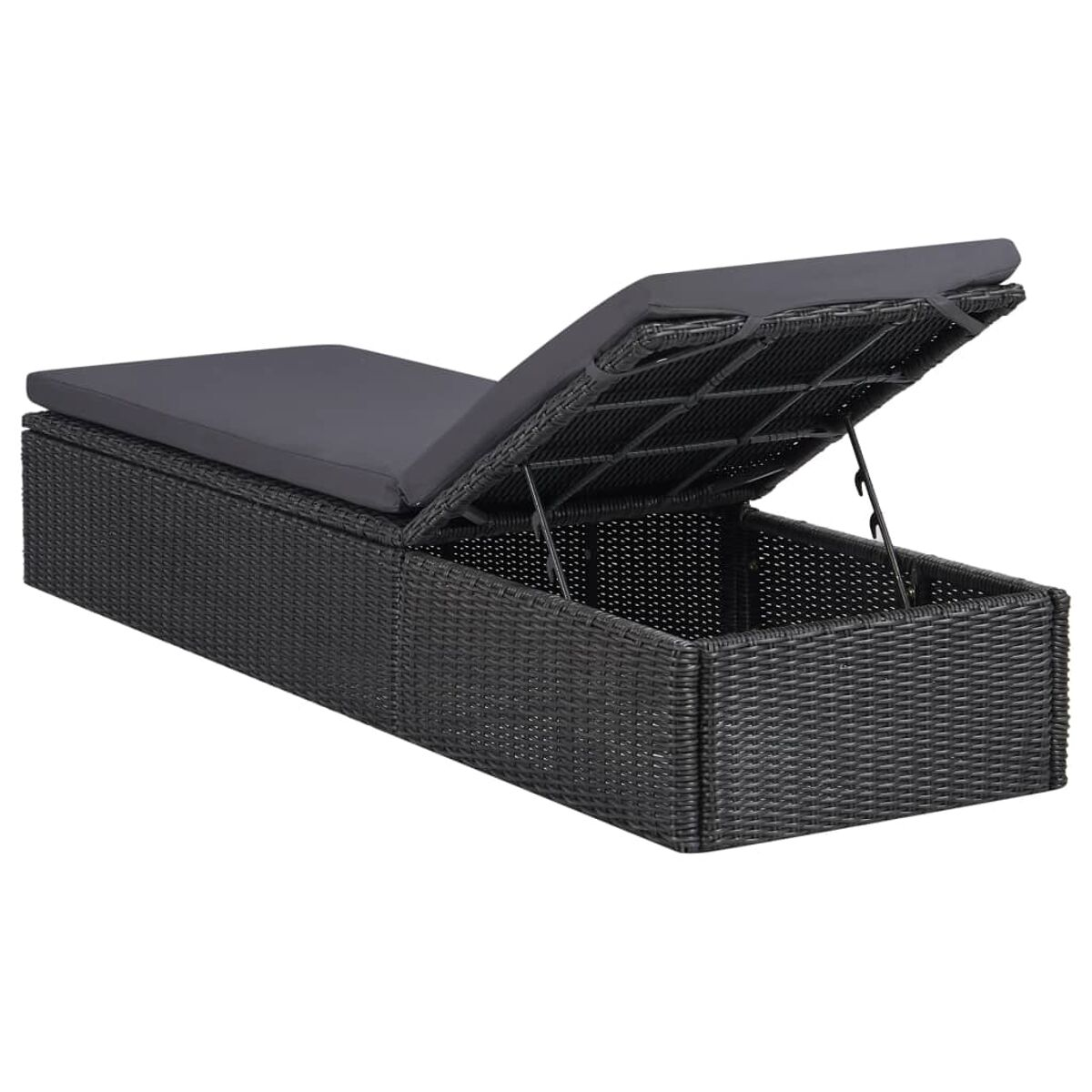Schwarze Rattan-Chaiselongue mit Stauraum. Der Sitz ist hochgeklappt. Weißer Hintergrund.
