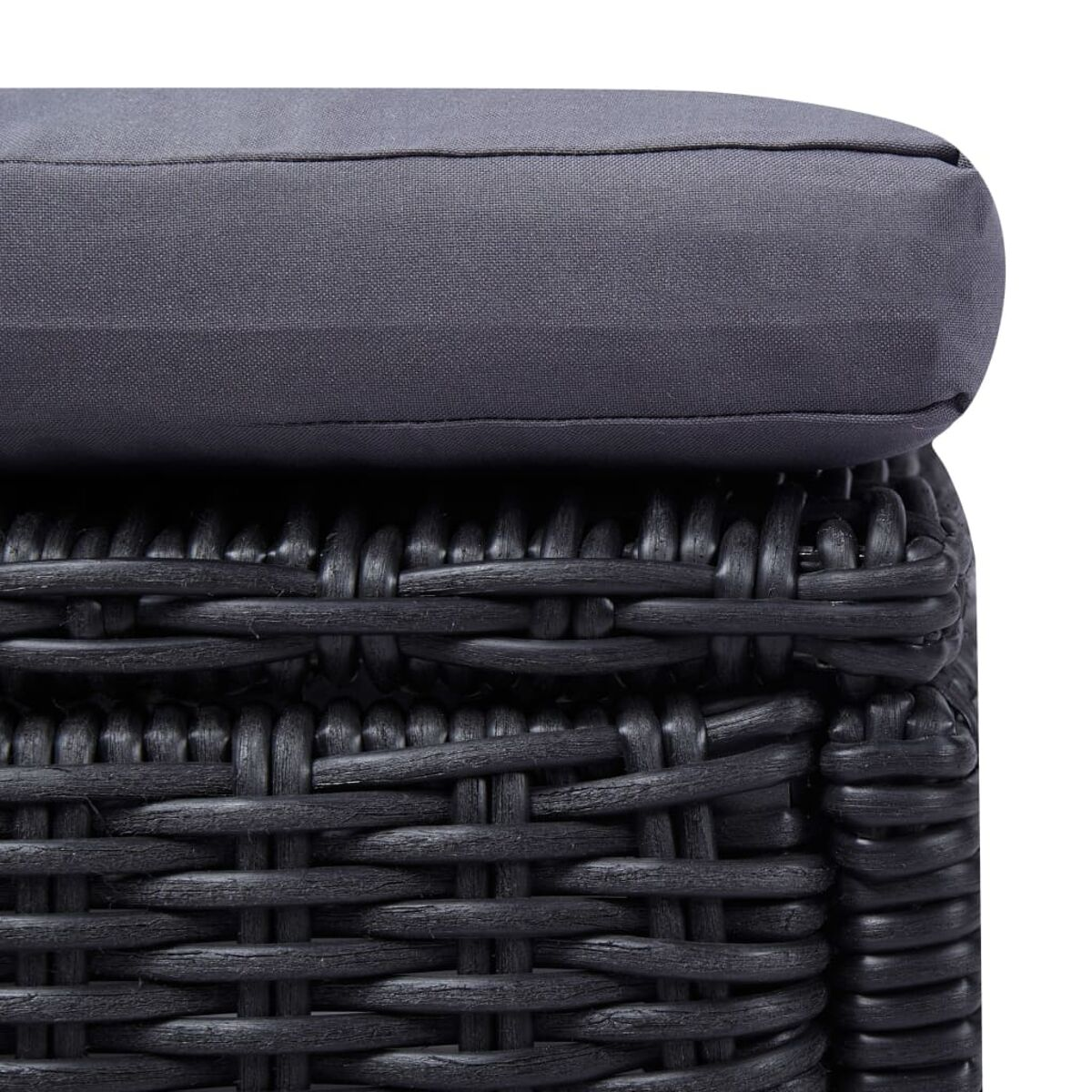 Nahaufnahme von schwarzer Wicker-Textur und grauem Kissen.