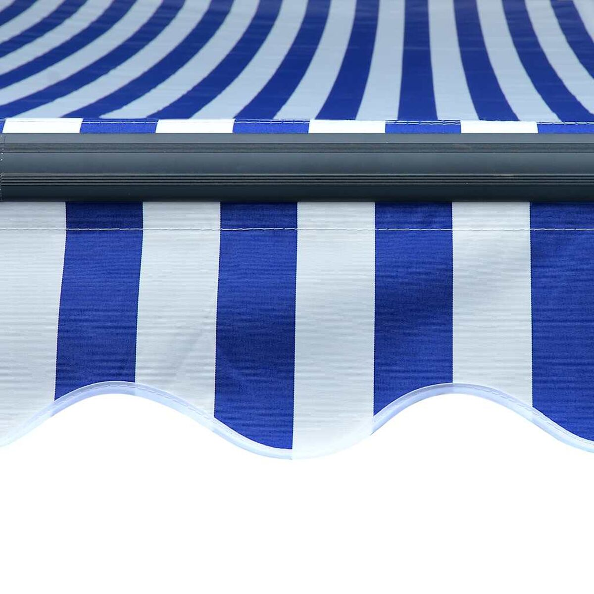 Blau-weiß gestreifter Markisenstoff mit gewelltem Rand. Eine dunkelgraue Stange ist sichtbar.