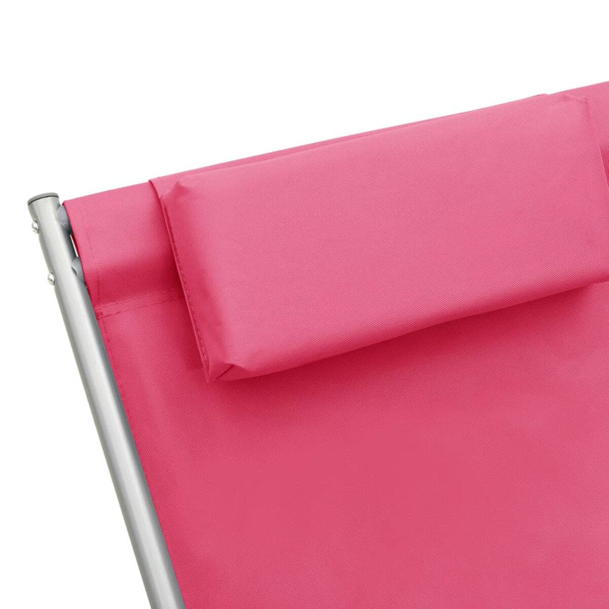 Nahaufnahme eines rosa Kissens auf einer rosa-silbernen Liege.