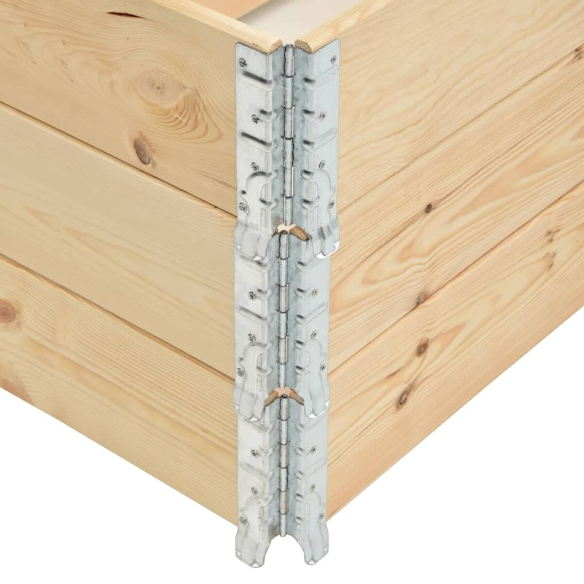 Ecke eines Hochbeets aus Holz mit Metallwinkeln. Helle Holzfarbe. Isoliert auf weißem Hintergrund.