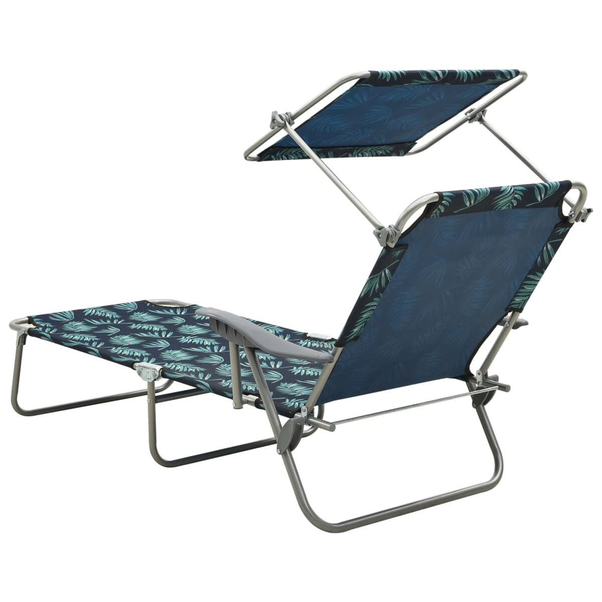 Blau gemusterter Strandstuhl mit Sonnenschirm. Er ist zurückgelehnt und leer.